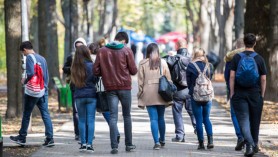 De ce tot mai mulți tineri pleacă din Republica Moldova? „Noi nu trăim viața din plin, dar supraviețuim”